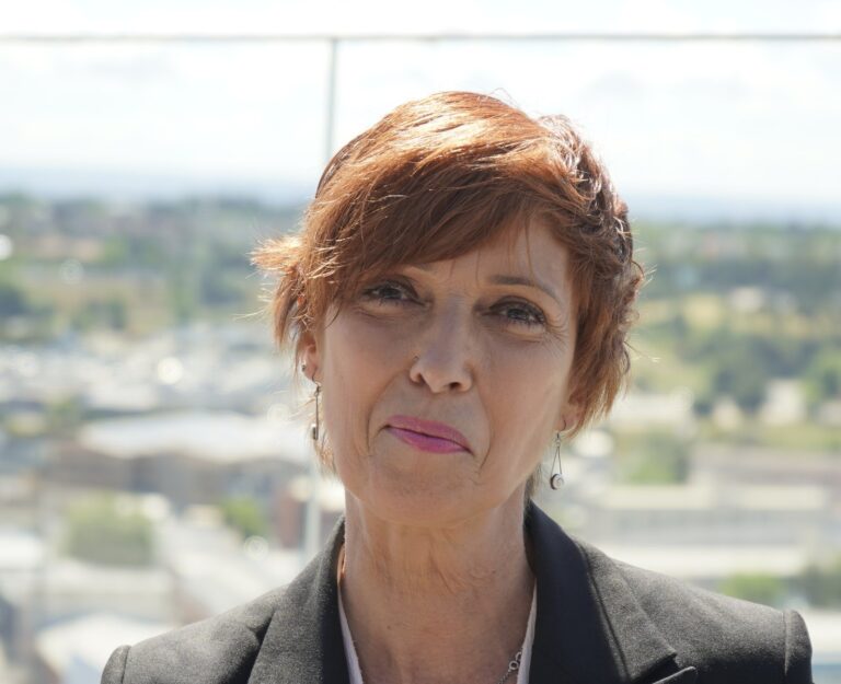 Retrato de Helena Viñuelas en una terraza de Madrid