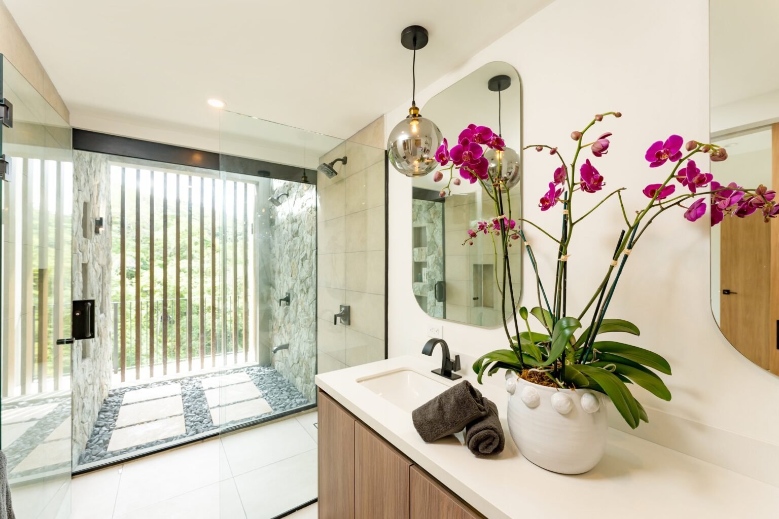Baño con ducha abierta al bosque, villa en Matapalo, Costa Rica