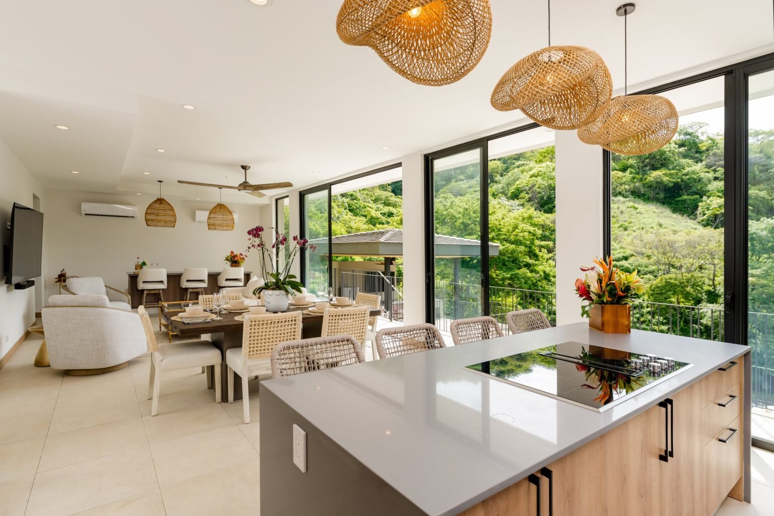 Cocina abierta al salón comedor, villa en Matapalo, Costa Rica