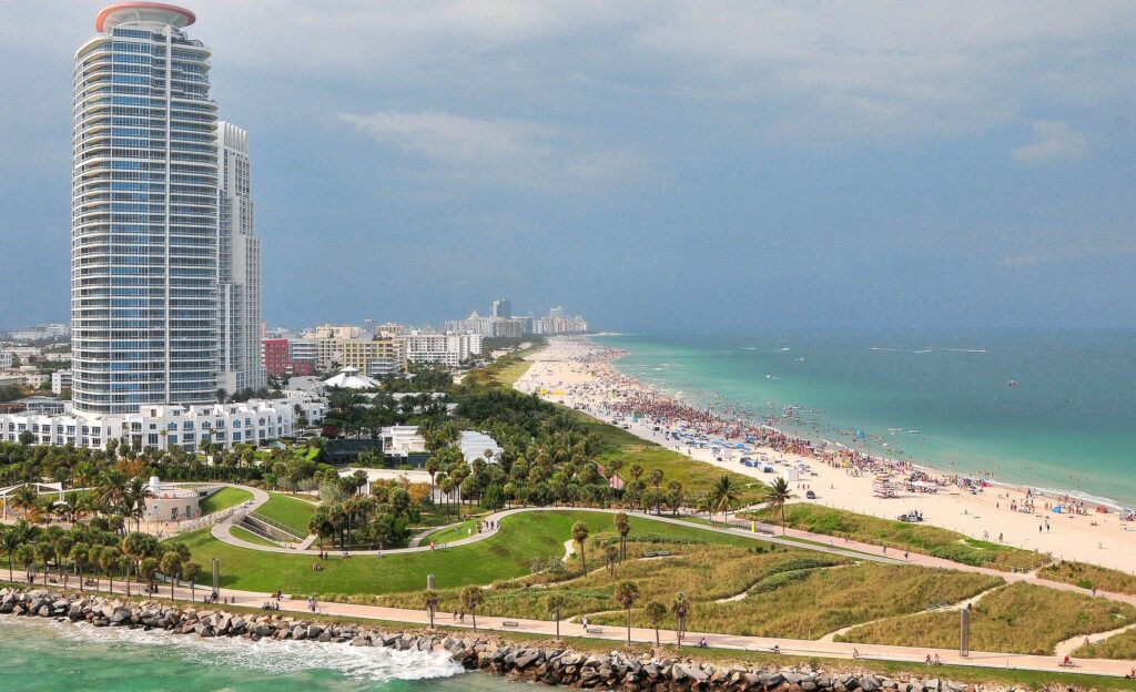 Vista aérea de la punta sur de Miami Beach, con el parque, el paseo y la playa