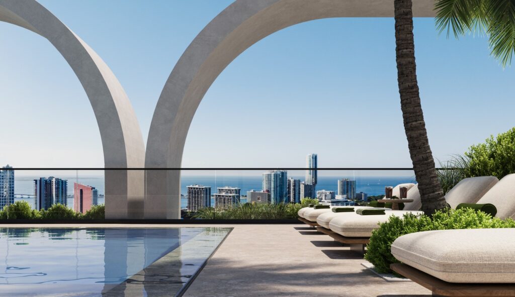 Piscina bajo los arcos con vistas