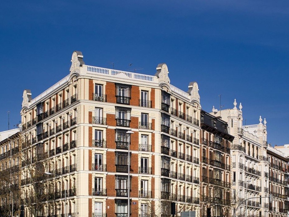 Edificio residencial de esquina en Madrid