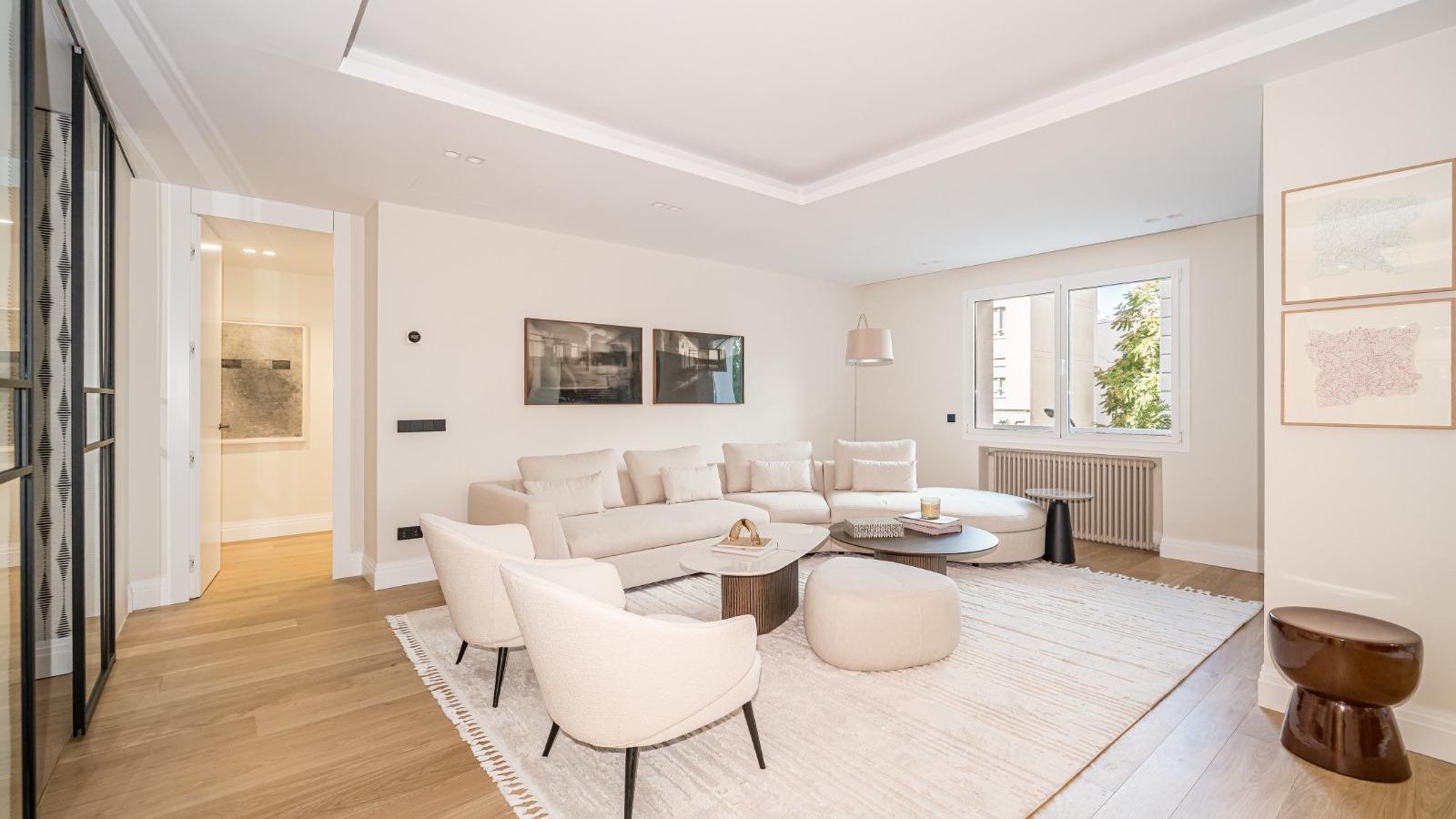 Salón con sofá y butacas junto a la ventana, vivienda en Almagro, Madrid