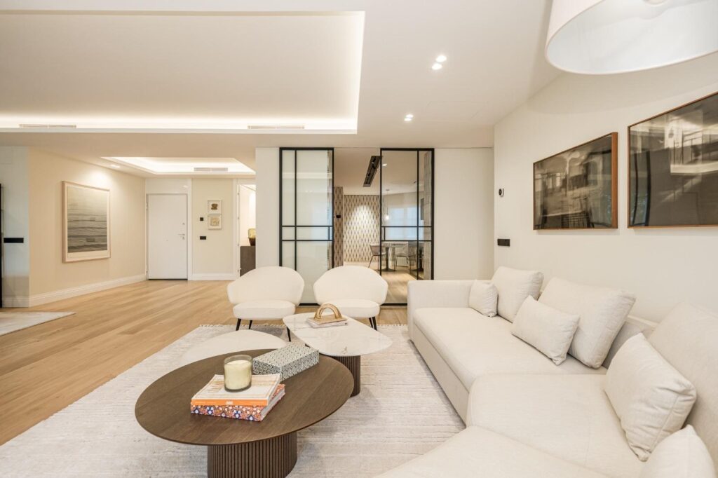 Living room with glazed doors to the kitchen, home in Almagro, Madrid