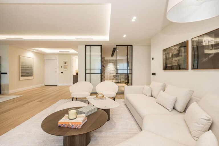 Salón con puertas acristaladas hacia la cocina, vivienda en Almagro, Madrid