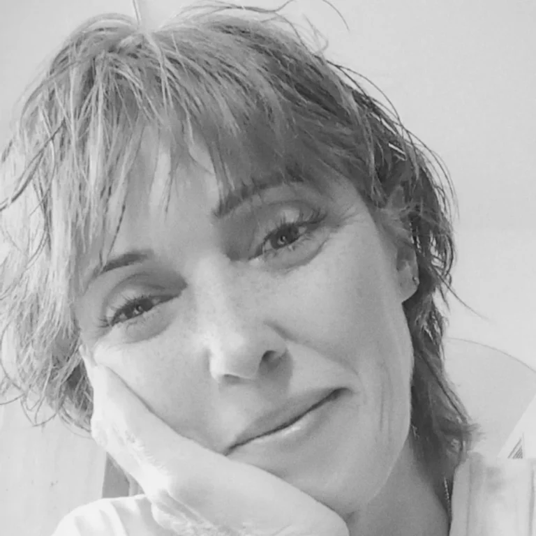 Retrato en blanco y negro de Helena Viñuelas, autora de «El club de las que NO sudan», con la cara apoyada en la mano