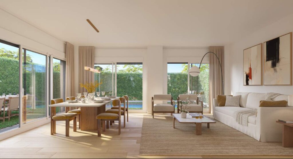 Salón comedor de una unifamiliar de Las Rozas, con ventanales al jardín