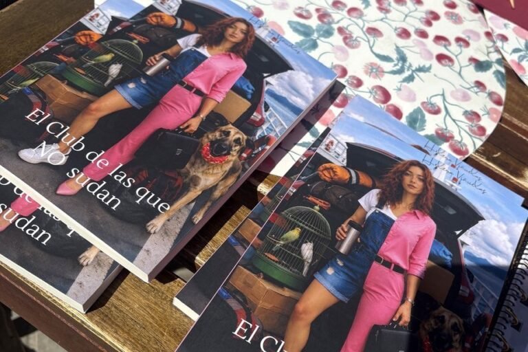 Ejemplares firmados de la novela «El club de las que NO sudan» sobre la mesa de la presentación