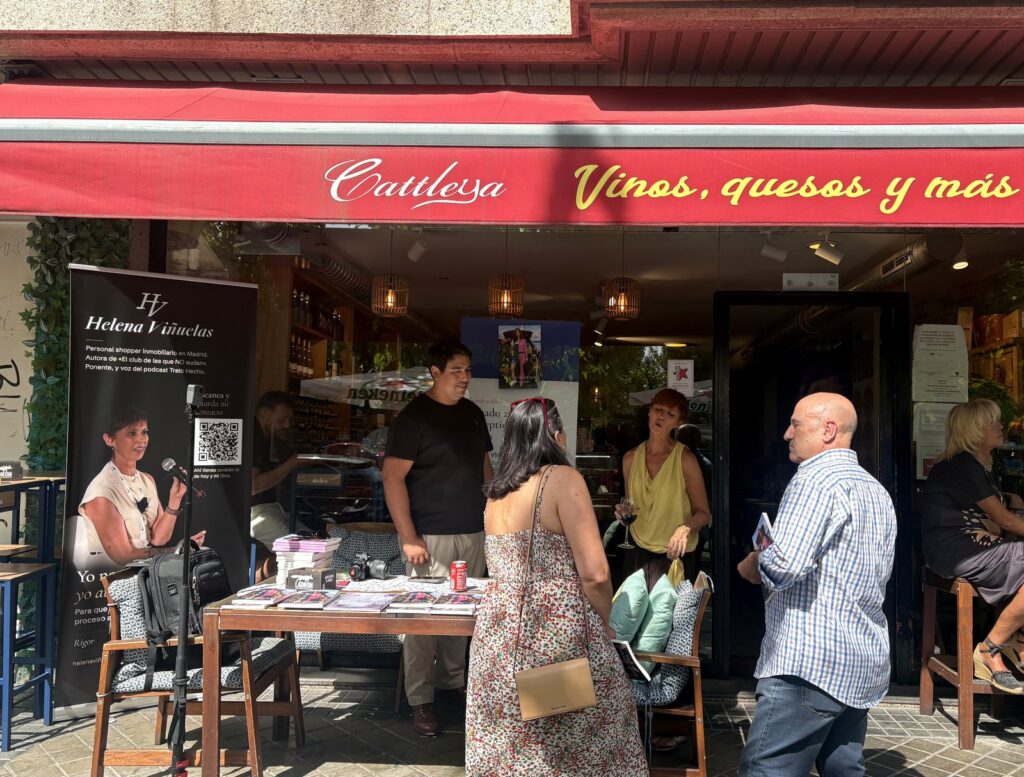Fachada de Cattleya Vinos en Pozuelo de Alarcón durante la presentación, con el roll up de Helena Viñuelas y la mesa de ejemplares en la terraza