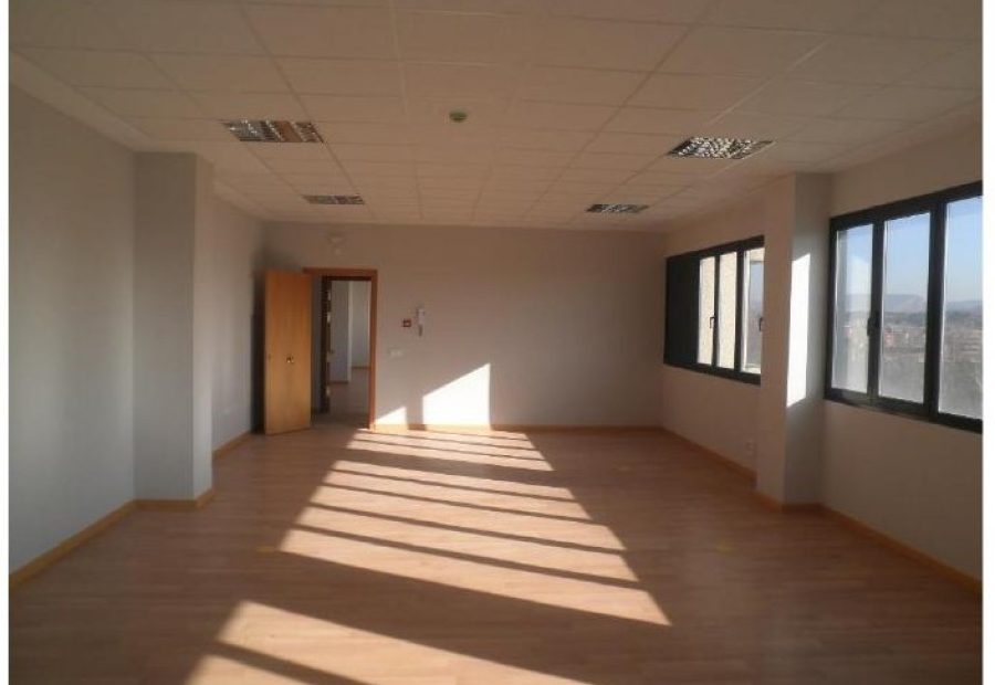 Interior de loft con luz natural