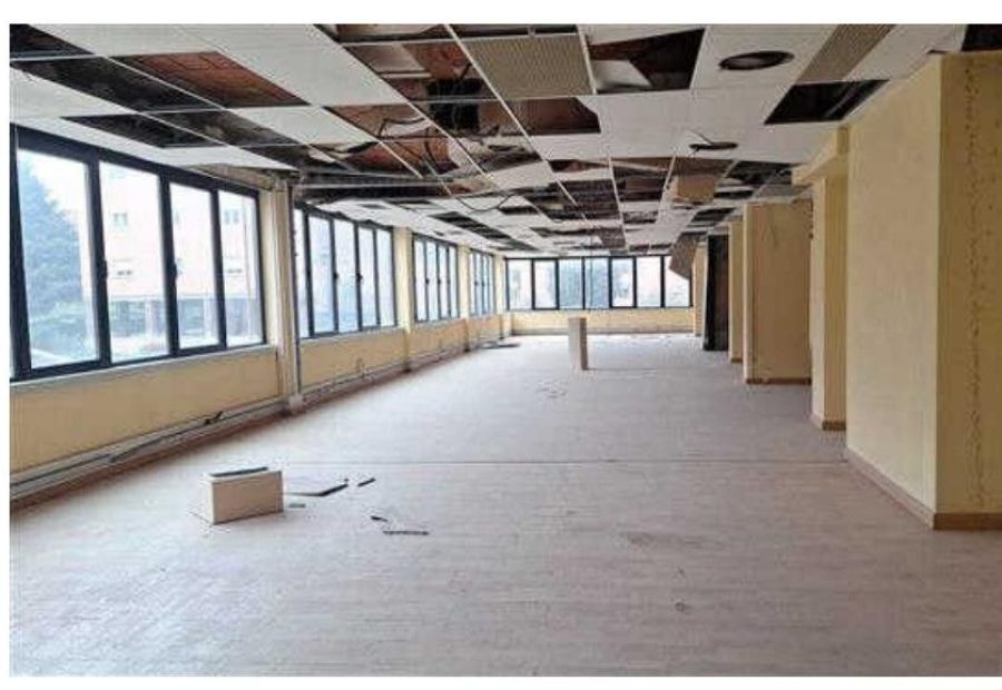 Interior diáfano de la planta de oficinas